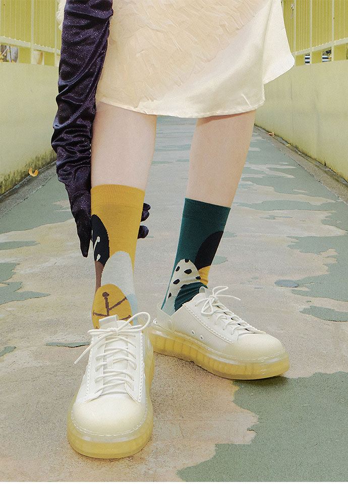 蒼綠疊丘不對稱設計中長襪